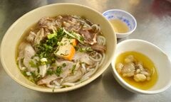 Cầm 50 nghìn đồng thưởng thức bún bò Huế mỡ nổi trong danh sách của Michelin