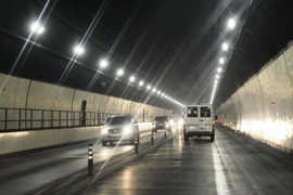 Xe ô tô không bật đèn chiếu sáng trong hầm đường bộ bị phạt bao nhiêu tiền?