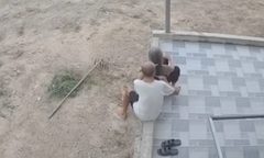 Clip 'lão nông' ngừng công việc để chải tóc cho vợ gây xúc động