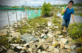 Rác thải trôi nổi, phủ kín sông Châu Me Đông ở Quảng Ngãi