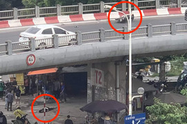 Tự đâm vào lan can, tài xế xe máy văng xuống gầm cầu Vĩnh Tuy, Hà Nội