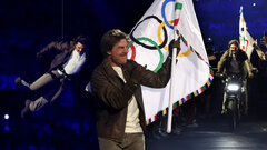 Bế mạc Olympic 2024: Tom Cruise đu mình nhảy từ nóc sân