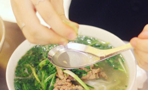 Vắt chanh vào phở bò có gây hại cho sức khoẻ?