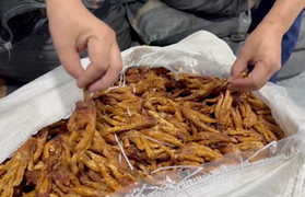 Kinh hoàng hai tấn chân gà chảy nước, bốc mùi hôi thối sắp tuồn vào quán ăn