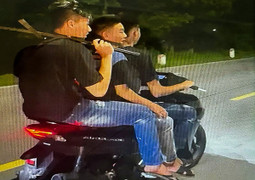 Thanh niên dùng kiếm chặt biển xe ở Hưng Yên, đăng lên mạng khoe thành tích