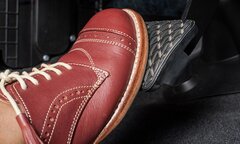 Vì sao bàn đạp phanh ô tô bị tụt thấp gây nguy hiểm?