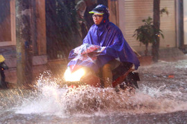 Mưa lớn đúng giờ tan tầm, người Hà Nội hứng trọn 'combo' tắc đường, ngập nước