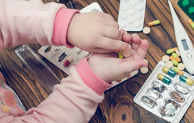 Nhờ em trai 5 tuổi pha thuốc hạ sốt, cô gái 19 tuổi nguy kịch