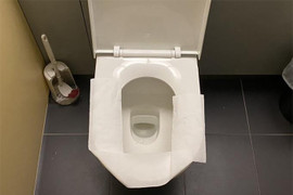 Có cần lót giấy vệ sinh lên bồn cầu công cộng?