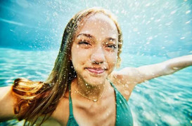 Xuống bể bơi, cô gái sốc khi tóc bỗng hóa xanh: 'Thủ phạm' bất ngờ