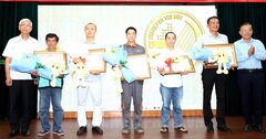 Khen thưởng 5 người hùng cứu tài xế trong vụ tai nạn trên cầu Phú Mỹ, TP.HCM