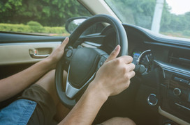 Thuê tài xế vì say rượu, nào ngờ tài xế còn say hơn, lại không có bằng lái