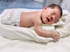 Bé sơ sinh bị bỏ rơi đã được nhận nuôi