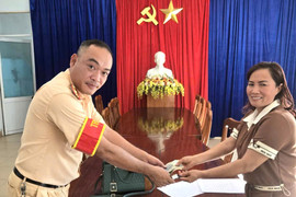 Nhặt được túi xách chứa nhiều tài sản, 2 bạn trẻ nhờ công an trả lại người mất