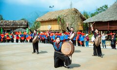 Đến Bản Mây trải nghiệm văn hóa Tây Bắc như trong phim 'Đi giữa trời rực rỡ'