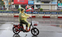 Mẹo đi xe đạp điện đúng cách trong những ngày mưa