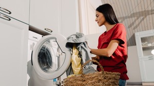 Có nên giặt quần áo vào buổi tối?