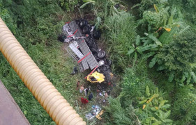 Xe tải tông sập lan can cầu rơi xuống vực, 2 người bị thương