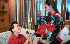 Trấn Thành hỗ trợ Anh Đức cầu hôn bạn gái ở Phú Quốc