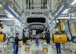 Giảm 50% phí trước bạ với ô tô sản xuất trong nước trong 3 tháng