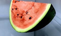 Dưa hấu để tủ lạnh qua đêm có thực sự nguy hiểm?