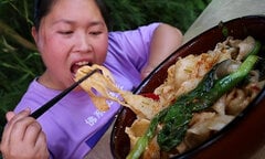 'Thánh mukbang' 33 tuổi trông già như 60 sau 3 năm ăn thùng uống vại