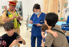 CSGT dùng xe đặc chủng đưa bé trai Nhật Bản nghi ngộ độc đi cấp cứu kịp thời