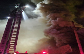 Một cảnh sát bị ngạt khói khi chữa cháy nhà hàng trên phố Phó Đức Chính, Hà Nội 