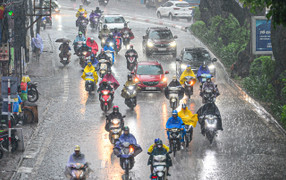 Dự báo thời tiết ngày mai 18/8: Miền Bắc tiếp tục mưa dông, đề phòng lốc, sét