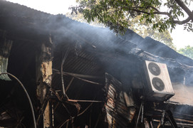 Khói vẫn âm ỉ sau một đêm cháy nhà hàng trên phố Hà Nội