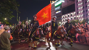 Lần đầu tiên Cảnh sát cơ động diễu hành kỵ binh tại phố đi bộ Nguyễn Huệ