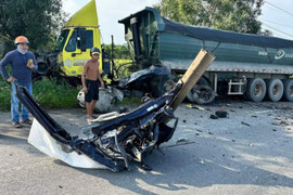 Tin tức tai nạn giao thông mới nhất ngày 17/8: Ô tô 7 chỗ đối đầu xe đầu kéo