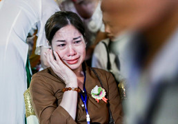 Phật tử cài hoa hồng trắng bật khóc nhớ thương cha mẹ trong lễ Vu lan