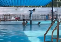 Người đàn ông dìm đầu bé trai xuống bể bơi ở Hà Nội nói gì?