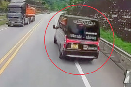 Dừng xe đón khách trên cao tốc, tài xế bị phạt 11 triệu đồng