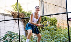 Chơi thể thao mặc mát mẻ là đúng, sao phải dè bỉu, chê bai cô gái pickleball?