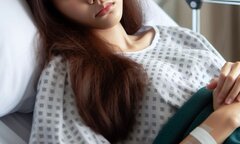 'Ngồi xổm' khi dùng WC công cộng, cô gái phải nằm viện 14 ngày