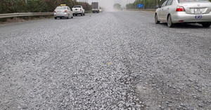 Lái xe trên đường sỏi đá cần lưu ý gì?