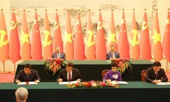 Lãnh đạo Việt Nam - Trung Quốc chứng kiến lễ ký 14 văn kiện hợp tác