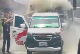 Ô tô bốc cháy ngùn ngụt trên đường được tài xế xe buýt dập tắt