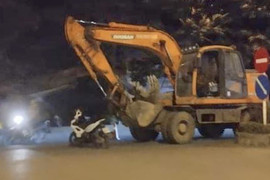 Tin tức tai nạn giao thông mới nhất ngày 21/8: Bé trai bị xe máy xúc cán tử vong