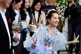 Cô gái mặc váy cưới, vẫy tay chào mọi người trong đám tang chính mình