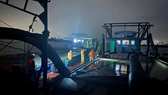 Cảnh sát mật phục bắt 'cát tặc' lúc rạng sáng trên sông Hồng