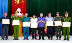 Khen thưởng người đàn ông tìm thấy bé trai đi lạc 5 ngày trong rừng ở Yên Bái