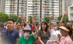 Nhà gần nhưng con không được học, nhiều phụ huynh Hà Nội 'quây' trường chất vấn