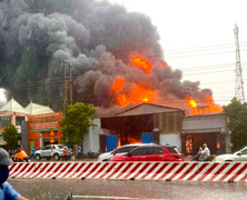 Xưởng mút xốp bốc cháy ngùn ngụt trong mưa lớn ở Bình Dương