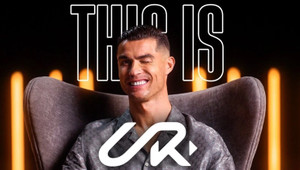 Ronaldo vừa chơi YouTube nhận luôn nút kim cương, tạo cơn sốt chưa từng có