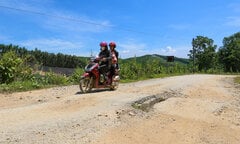 Đường vào bản biên giới ở Hà Tĩnh 'nát như tương', dân qua lại khốn khổ