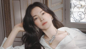 Sao Kpop 23/9: Song Hye Kyo kiếm 4,5 triệu USD; Lee Jong Suk xóa tin chia tay