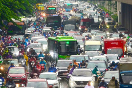 Hà Nội mưa từ đêm đến sáng, xe cộ ùn tắc khắp các ngả đường